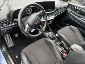 Dieptereiniging personenwagen door mobiele carwash in Ieper